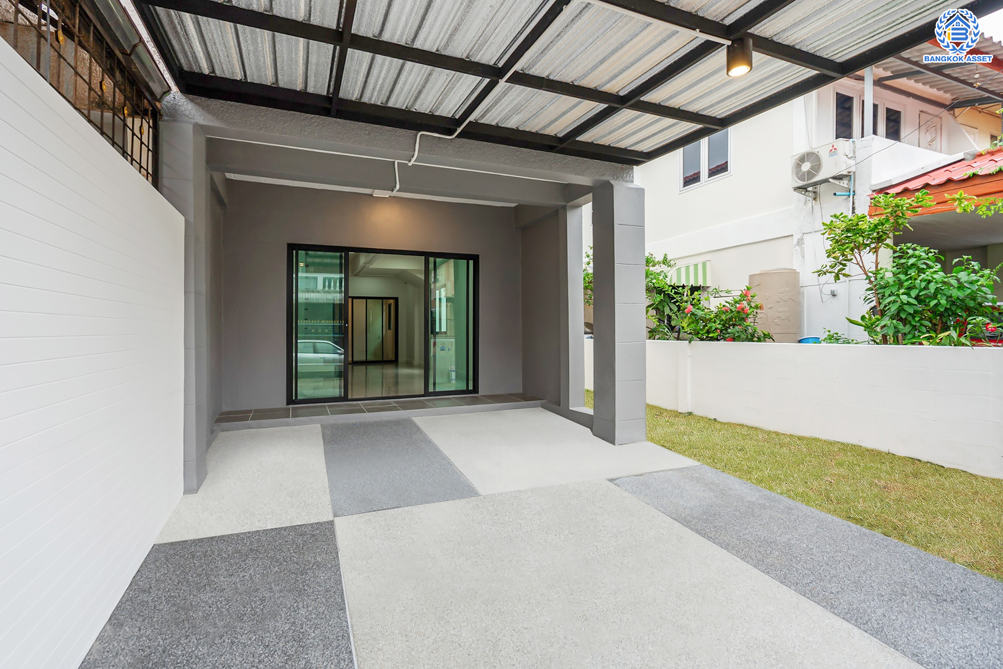 บ้านมืองสองตกแต่งใหม่ ม.พระปิ่น 2 บรมราชชนนี บ้านพร้อมอยู่ หลังใหญ่ บนเนื้อที่ 25.6 ตร.ว. ฟังก์ชัน 2 ห้องนอน 2 ห้องน้ำ 1 ที่จอดรถ บนทำเลศักยภาพ เดินทางสะดวก เชื่อมต่อถ.บรมราชชนนี, ถ.ศาลาธรรมสพ ใกล้ม.มหิดล และจุดขึ้นทางด่วน "ศรีรัช"